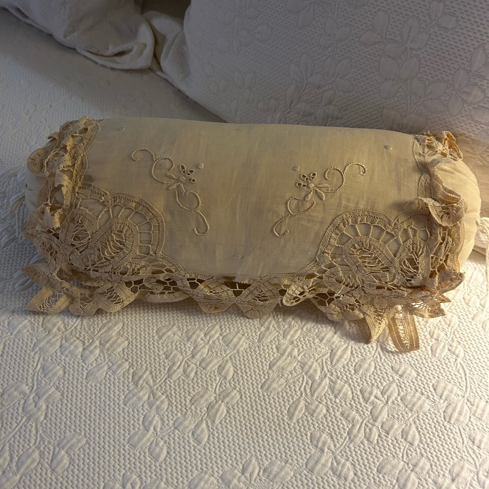 BATTENBURG LACE NECK ROLL